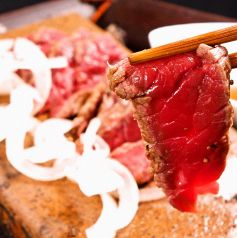 当店自慢の石焼牛もも肉のローストビーフ*