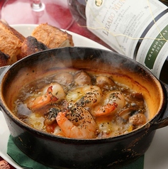 ぷりぷりな大きなエビとキノコのアヒージョ