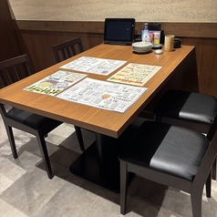 ご友人同士のお食事やご家族での団らんにぴったりな4名様掛けのテーブル席です。女子会や日常の少し特別なご夕食の場としても好評です。