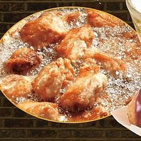 酒場を彩る充実の一品料理や香ばしい鉄板焼きの数々★