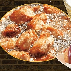 酒場を彩る充実の一品料理や香ばしい鉄板焼きの数々★