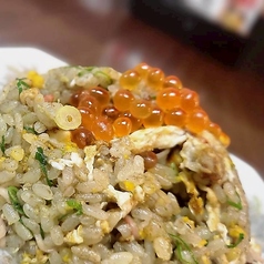 いくらが乗ったカニ味噌チャーハン