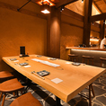 1Fには広々とした8席のテーブル席をご用意しております。店内は木のぬくもりを感じられる落ち着いた空間です。