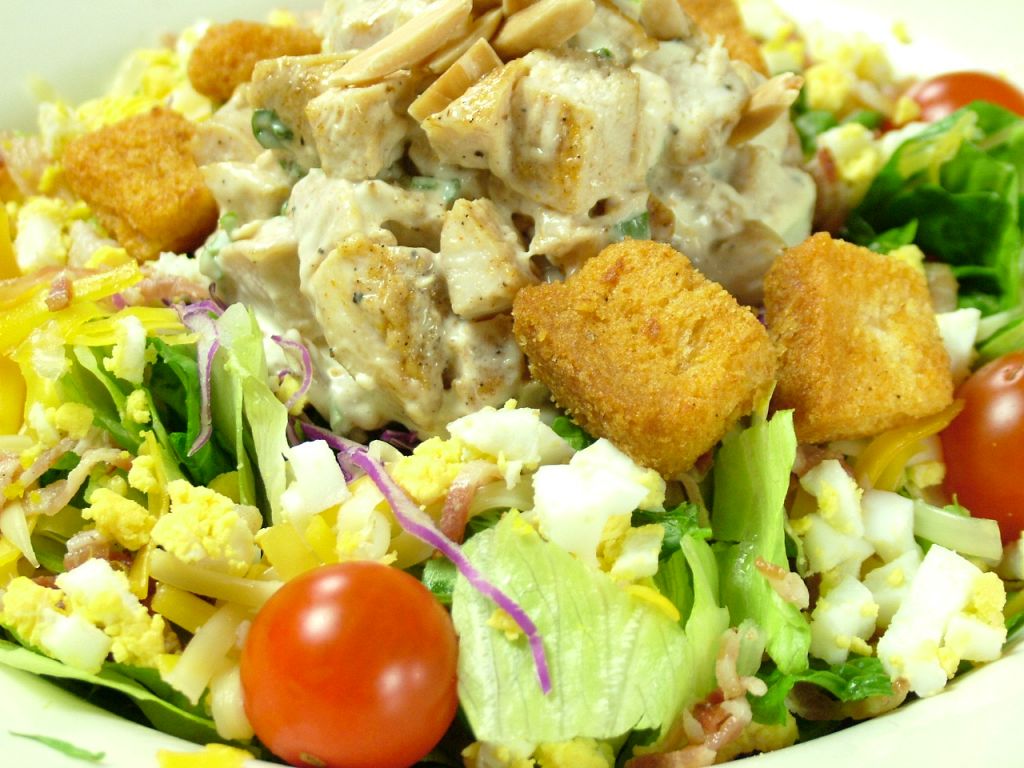 彩りも華やか【クイーンズランド・サラダ】￥1564　お店で手作りした選べる自家製ドレッシングで☆