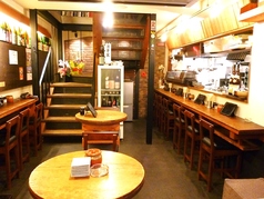 1階カウンター席です。１階にもテーブル席がございます。