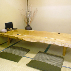 一枚板の立派なテーブルを設えたお座敷個室