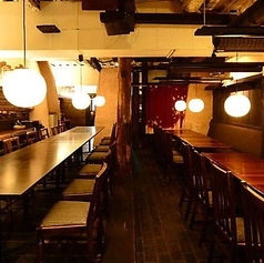 【ご人数に合わせたお席：30名様～40名様】同期飲みや同窓会な仲間と楽しみたい◎オープンスペースとなっているテーブル席は、20名様まで対応可能です。カウンター席もございます。若手だけで楽しみたい同期飲みや同窓会など、気を遣うことの無い仲間たちとワイワイ楽しみたい方におすすめです！