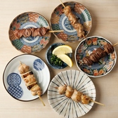 看板メニュー【串焼き】その日に仕入れた新鮮な鶏のみを一本一本丁寧に串打ちしております。修業を積んだ料理長の熟練の技でじっくり炭火で焼き上げております。また当店ではタレからこだわりを持っており完全オリジナルのタレで焼き上げております。ぜひご賞味ください◎