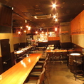 大規模のパーティーにも対応可能な貸切もOKです！店内には映像を流せるプロジェクターや本格的なDJブースを完備しており、結婚式の二次会や会社の大規模な宴会、音楽イベントなど幅広い演出が可能な空間です。広々とした開放的なアメリカンスペースを贅沢に独占して、特別な夜を楽しめます♪