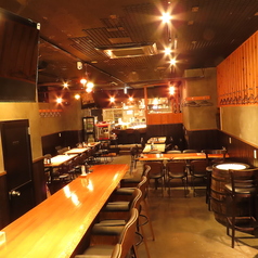 大規模のパーティーにも対応可能な貸切もOKです!店内には映像を流せるプロジェクターや本格的なDJブースを完備しており、結婚式の二次会や会社の大規模な宴会、音楽イベントなど幅広い演出が可能な空間です。広々とした開放的なアメリカンスペースを贅沢に独占して、特別な夜を楽しめます♪