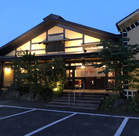 全国から厳選した食材を使用。彩り豊かな『懐石料理』と、種類豊富なお酒が人気の当店