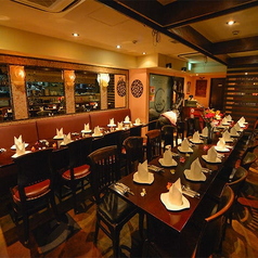 【店舗貸切：着席40～60名様/立席50～70名様】アジア各国から集めたインテリアが並ぶオリエンタルな空間は、まるで異国のリゾートに訪れたような雰囲気。落ち着いた大人のムード漂う店内で、仲間とのパーティーや会社のご宴会など、ゆったりとした時間を満喫♪