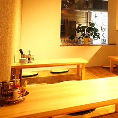 靴を脱いでゆったりと寛げるお座敷の4人席です。足を伸ばしてリラックスできるため、お子様連れのご家族や、落ち着いてお話をしたい食事会にも最適◎飛魚だしが染み渡るおでんや、自慢のモツ鍋をつつきながら、我が家のように居心地の良い時間をお過ごしください。