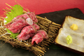 料理メニュー写真&nbsp;和牛イチボ炙り肉刺し