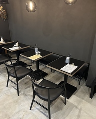 【テーブル席2名×4席】2名様でゆっくり座れるテーブル席