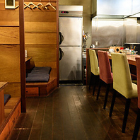 お一人様も友人とのお食事も◎日常を忘れて寛げる店内