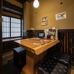 お仕事帰りの一杯やご友人との飲み会に最適です。全席禁煙の落ち着いた空間で、全品385円の海鮮をシェアしながら楽しいひと時を。