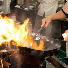 特注のコンロで普通の10倍の火力！ここしかできない料理