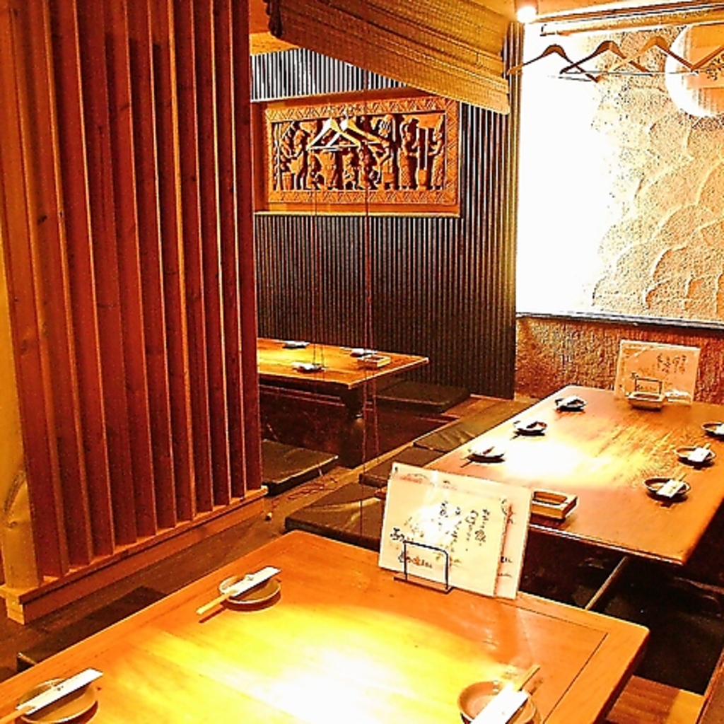 落ち着いた雰囲気で寛げる半個室空間で飲み会を是非お楽しみください。少人数から気軽に利用可◎