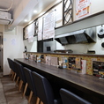 カウンター席は8席あり、目の前で料理を楽しめるスタイルです。お一人でゆったりご飲食いただくのにおすすめの席となっております。ぜひ、自分だけのプライベートタイムをお過ごしください♪