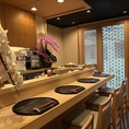 【サク飲みやお食事に】お一人様でも利用しやすい、カウンター席をご用意◎お気軽にお楽しみいただけるお席で、新鮮な海鮮料理や一品料理と共に、こだわりのお酒をご堪能いただけます！お一人様でのお食事やサク飲みにピッタリ♪