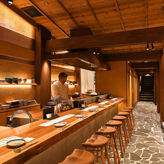 1Fにはオープンキッチンを囲うように18席のカウンター席をご用意しております。カウンター席からは職人の手捌きを見ることができます。