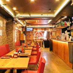 最大35名様が入ることが出来る広々とした店内です！！テーブル席やソファー席！！様々な席を用意しています！！みんなでにぎやかに楽しむのもよし！！一人で楽しむのもよし！！仲間同士で楽しむのもよし！！いろいろな楽しみ方が出来る店内です♪是非、一度ご来店ください！！