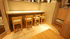 【和テイストのゆったりテーブル席】 落ち着いた和テイストのテーブル席は、会社の飲み会や友人同士の集まりに最適。木調の空間が温かい雰囲気を醸し出し、会話も弾みます。土鍋ご飯やこだわりの和食を囲んで、最大14名様までの一体感あるご宴会が可能です。＃ご飯＃ランチ＃ディナー＃居酒屋＃和食＃魚＃海鮮＃日本酒