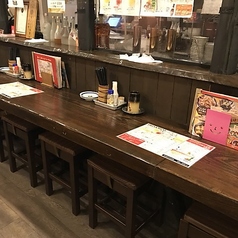 2名様用のカウンター席を3セットご用意。おひとり様やカップルで、焼師の技を間近に楽しめる特等席です◎