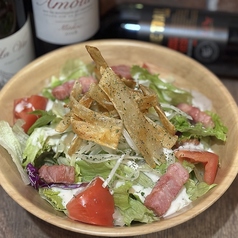 カリカリごぼうとベーコンのシーザーサラダ