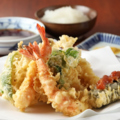 料理メニュー写真 江戸前穴子も小魚も！築地で仕入れた新鮮食材をいただく『天ぷら盛り合わせ』