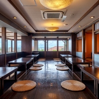 テーブル席と小上がり席、お子様連れも安心の広々空間。