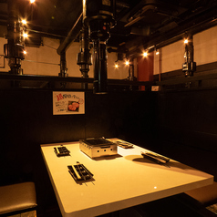 人数にあったぴったりなお席にご案内致します。落ち着いた店内でひときわ違うお食事をお愉しみ下さいませ。宴会、飲み会にも◎