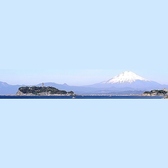 江の島はその景色がなによりのごちそうでもあります。晴れた日は弁天橋から壮麗な富士山を望むこともできます。