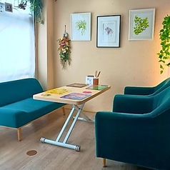 ソファー席あり。