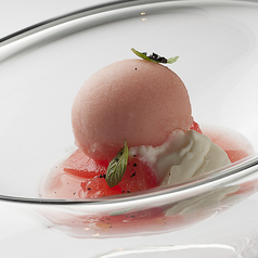 驚きと感動を届けるオリジナリティ溢れる創作デザートの写真