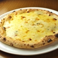 クアトロフォルマッジ（4種のチーズのピッツァ）たっぷりチーズがたまらない！！