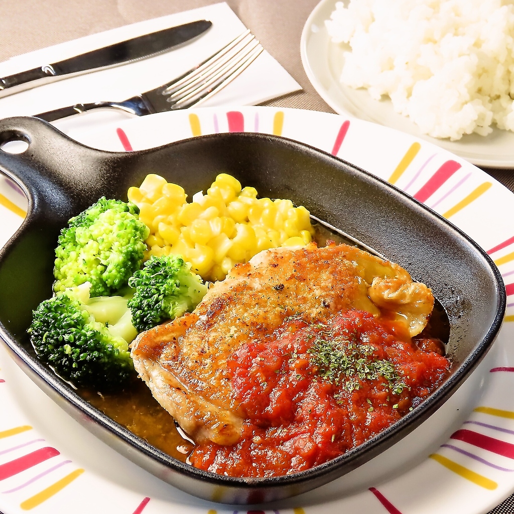 【当店自慢】チキンステーキのトマトソース添え 980円