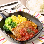 【当店自慢】チキンステーキのトマトソース添え 980円