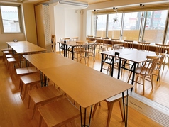 奥のお部屋はテーブル席のお部屋です。長いテーブルは最大16名様でご利用いただけます☆