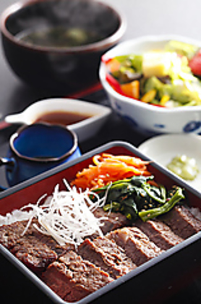 【特製漬け肉ステーキ重】加古川市推しのかつめしに次ぐ第2の名物！濃厚な味噌風味が食欲をそそる♪