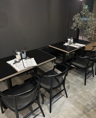 【テーブル席4名×2席】4名様から座れるテーブル席テーブル席は結合すれば最大9名まで対応可能!