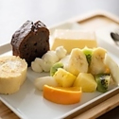 スイーツプレート盛り1,100円果物との盛合わせでお召し上がりいただきます。要予約でお願いいたします。の写真