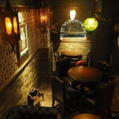 重厚感のある照明や音楽、インテリアの随所にオーナーのこだわりが光る店内は、まさに大人の隠れ家です。狂った時計と様々な歯車が織りなす、ちょっと奇妙で不思議な世界観は当店ならでは。落ち着いた雰囲気の中でゆったりと酒食を堪能しながら、日常を忘れて普段とは違う特別な夜を過ごしてみませんか。