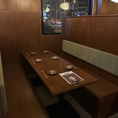 足を伸ばしてリラックスできるお座敷席をご用意しております。ご友人との飲み会やご家族連れなど、アットホームな雰囲気で和気あいあいとしたひとときに最適です。美味しいお料理を囲んで楽しい時間を。