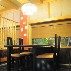 カウンター後ろのテーブル席です。