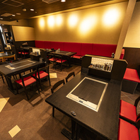 お席に専用鉄板を完備した、臨場感溢れる自慢の特等席。