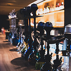 お連れ様と肩を並べてゆったり過ごせる人気の席。お好みのカクテルをお作りします。 ※22時以降：チャージ料1000円(税込)