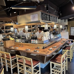 活気あふれるカウンター席では、店主の手捌きを間近でご覧いただけます。目の前で調理される様子は、五感で味わう至福の体験。お一人様でのご利用はもちろん、カップルでのデートにもおすすめです。お料理について質問したり、おすすめのお酒を聞いたりとできます。