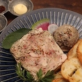備長炭を使用した炭火焼料理やお酒に合うサイドメニューも豊富に取り揃えております♪こだわりのドリンクと一緒にお楽しみください。